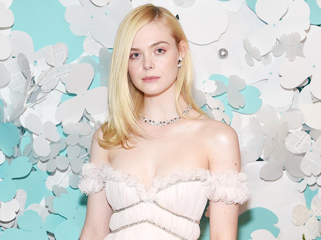 エル・ファニングがお手本!しっとり輝く「濡れツヤ肌」の作り方