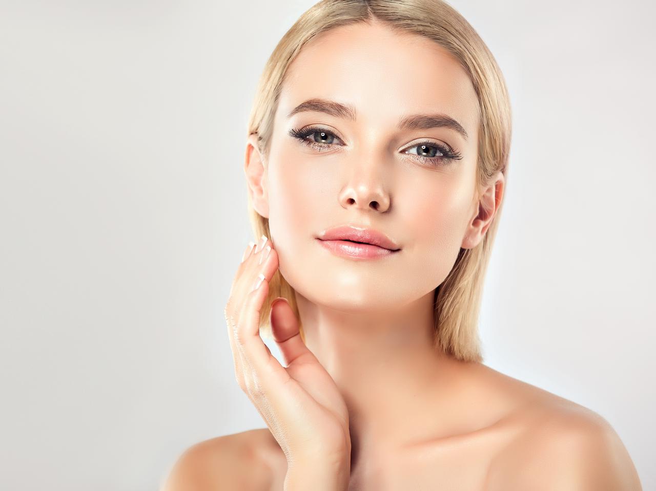 むしろ逆効果に?表情筋マッサージの正しいやり方と得られる効果