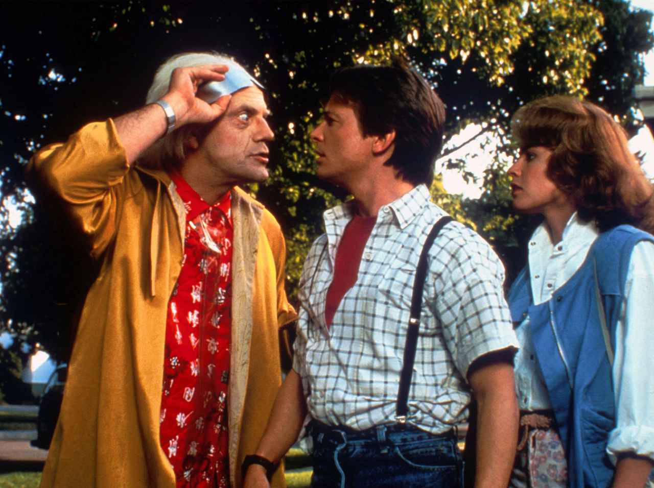 『バック・トゥ・ザ・フューチャー』マーティがダンスして歌う!ロレインやジョージも!