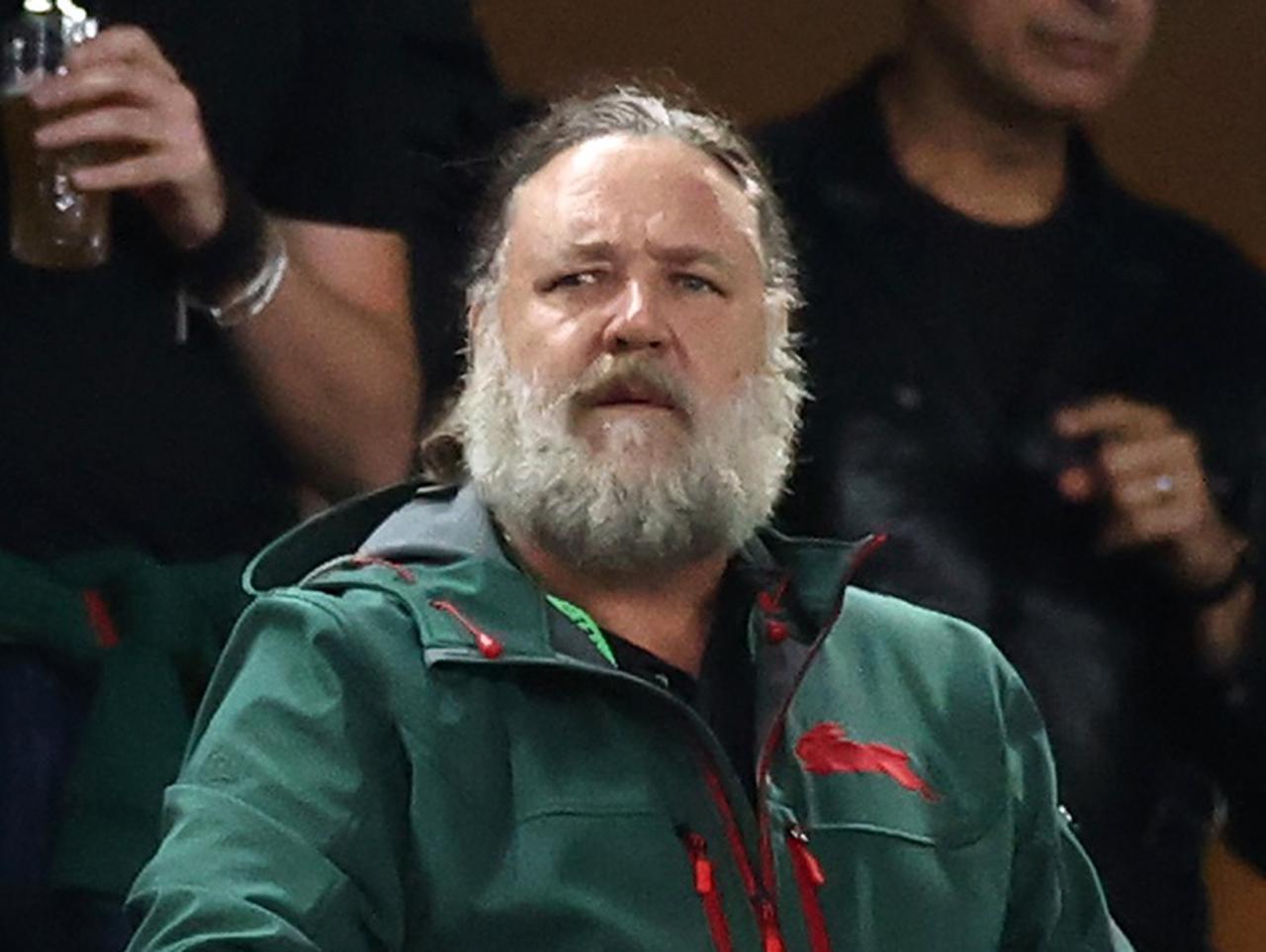 ラッセル・クロウ、クリス&ナタリーらとラグビー観戦で“痛恨のミス”