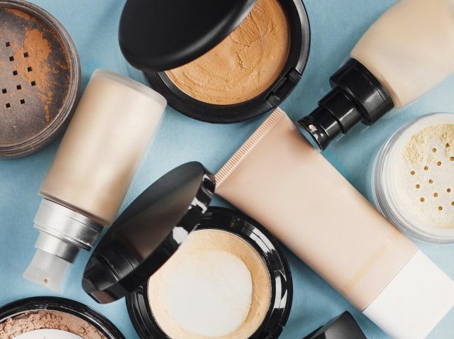 パウダーファンデVSリキッドファンデ！自分に合うタイプが分かる3つの選び方