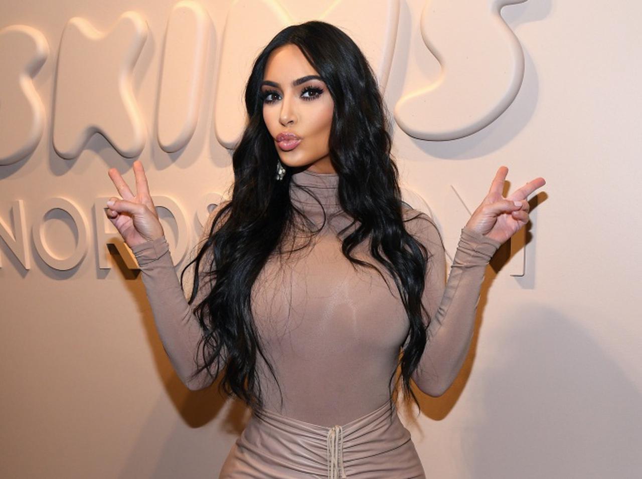 キム・カーダシアン、試験勉強中の「格好」が刺激強めで勉強どころじゃない