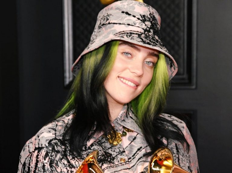 ビリー・アイリッシュ、新アルバムのリリースを告知!巨大ポスターが都市に出現し判明