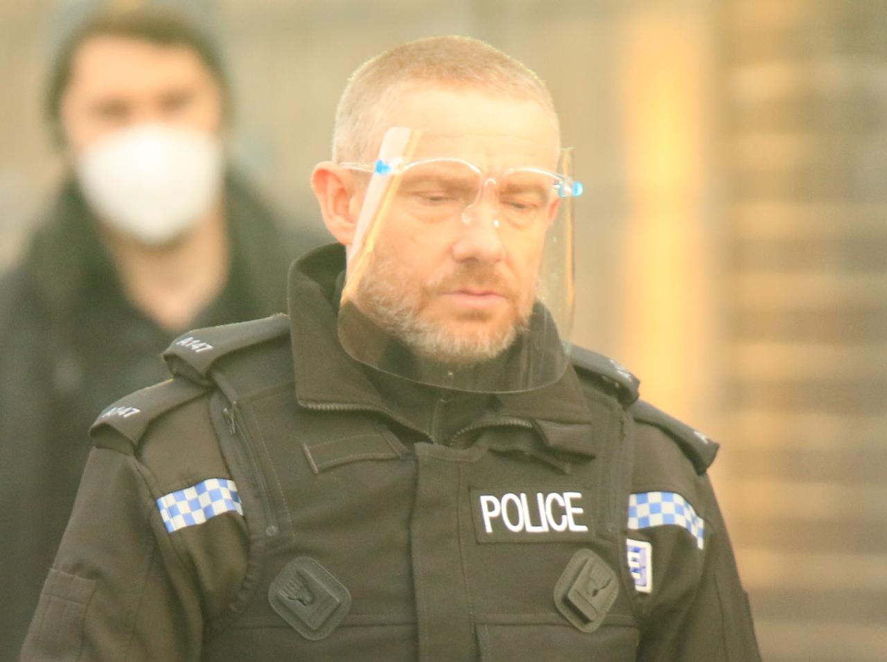 『シャーロック』マーティン・フリーマン、坊主に髭の警察官に!に、似合う…