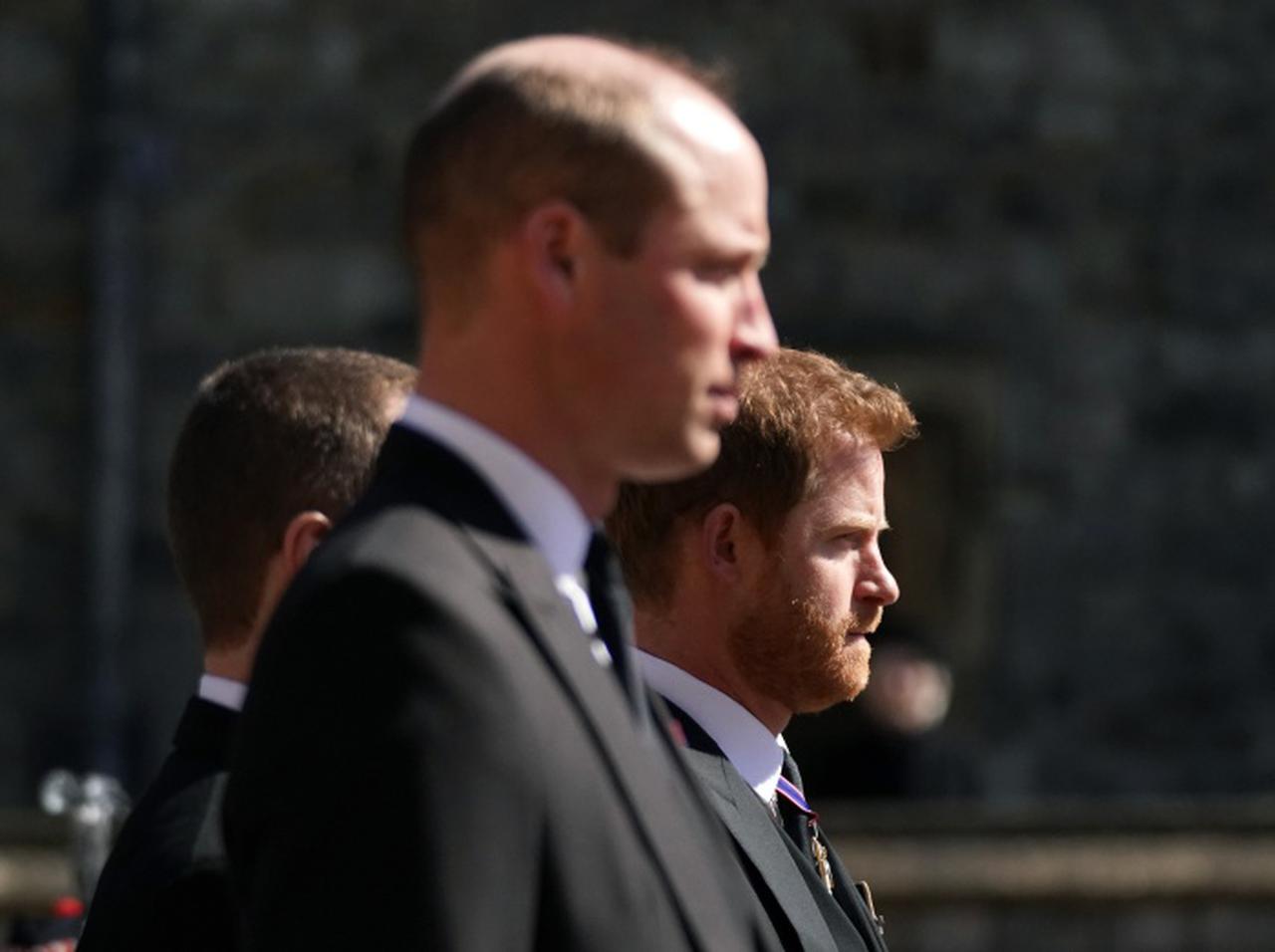 ヘンリー王子とウィリアム王子が祖父フィリップ王配の葬儀で言葉を交わす