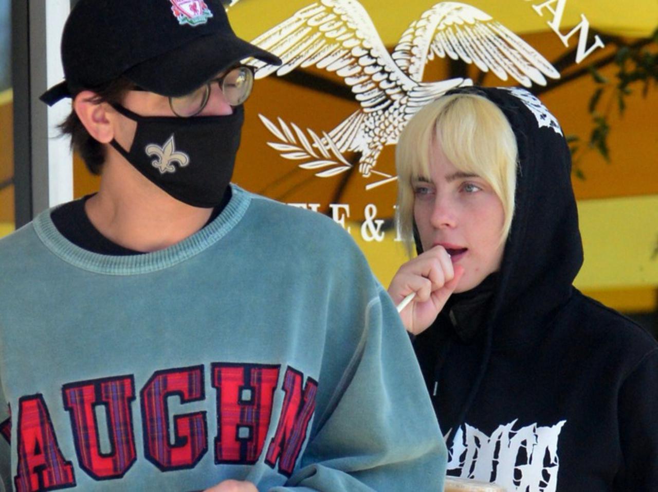 ビリー・アイリッシュが俳優と愛犬のお散歩!仲睦まじげに肩を寄せ合う場面も【写真アリ】