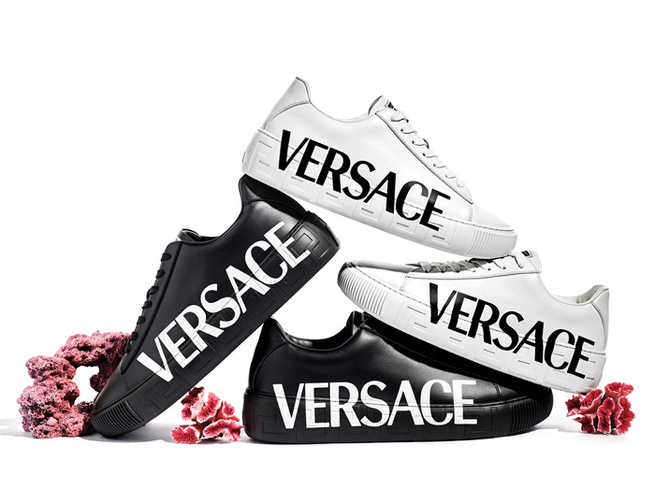 ヴェルサーチェ、新作スニーカー「ラ グレカ」がシンプルかつオシャレ!