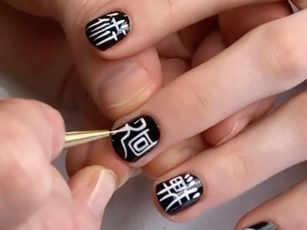 セレーナ・ゴメスのネイル担当、超オシャレな「呪術廻戦ネイル」を披露する