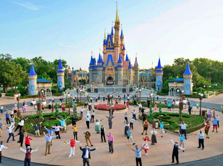 ディズニーランド、キャストの服装や髪型に関するルールを「ジェンダーインクルーシブ」な内容に変更