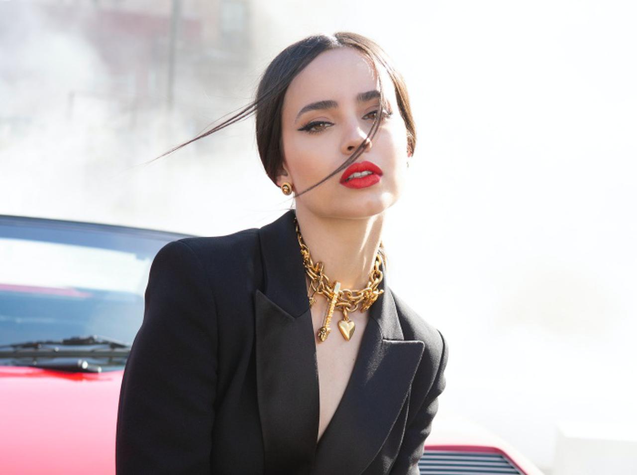 ソフィア・カーソン、最新シングル「Fool’s Gold」の新バージョンはゴールデンに