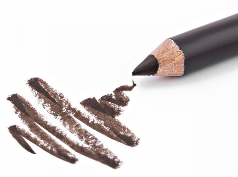 ペンシルアイライナーがブレるのを防ぐ!誰でもキレイに引ける簡単な裏ワザ