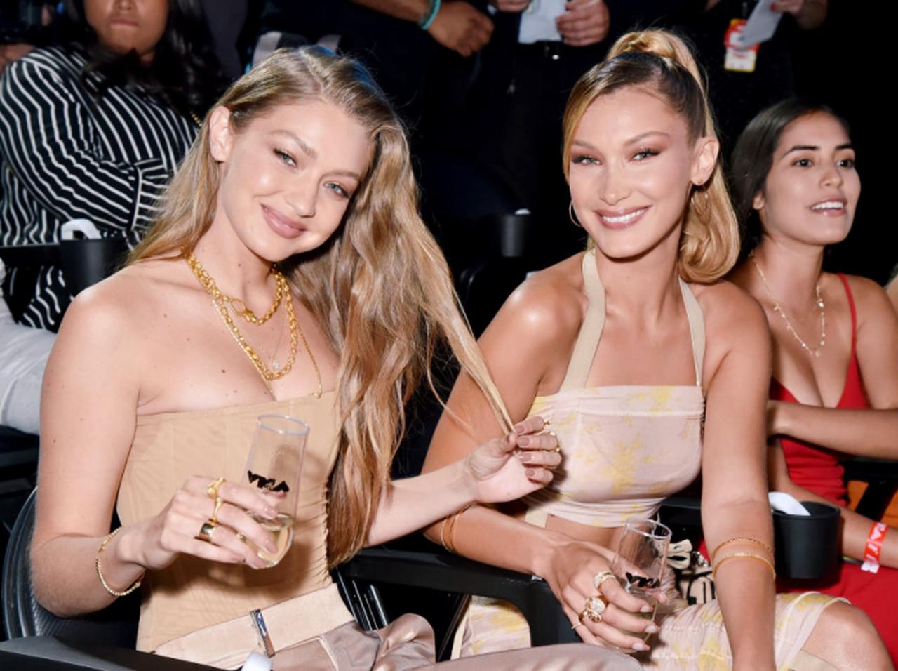 ベラ・ハディッド、姉ジジ・ハディッドの「お尻のプライバシー」をさりげなく守る