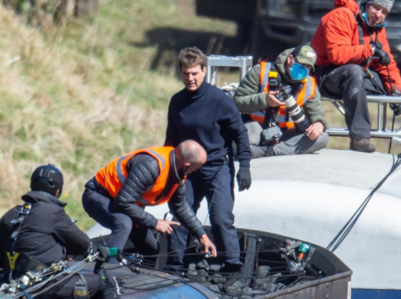 トム・クルーズ、『ミッション:インポッシブル』のセットで列車のスタント中にカメラマンを救出