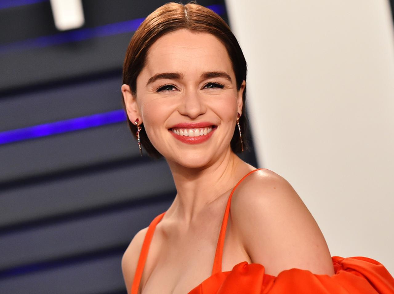 エミリア・クラークが漫画作家デビュー!生理の時だけ強くなるシンママが主役の物語