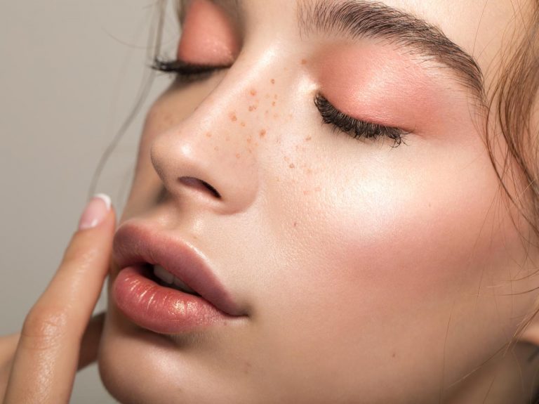 ハイライトは使わない!上品なツヤ肌を作るマル秘テクニック