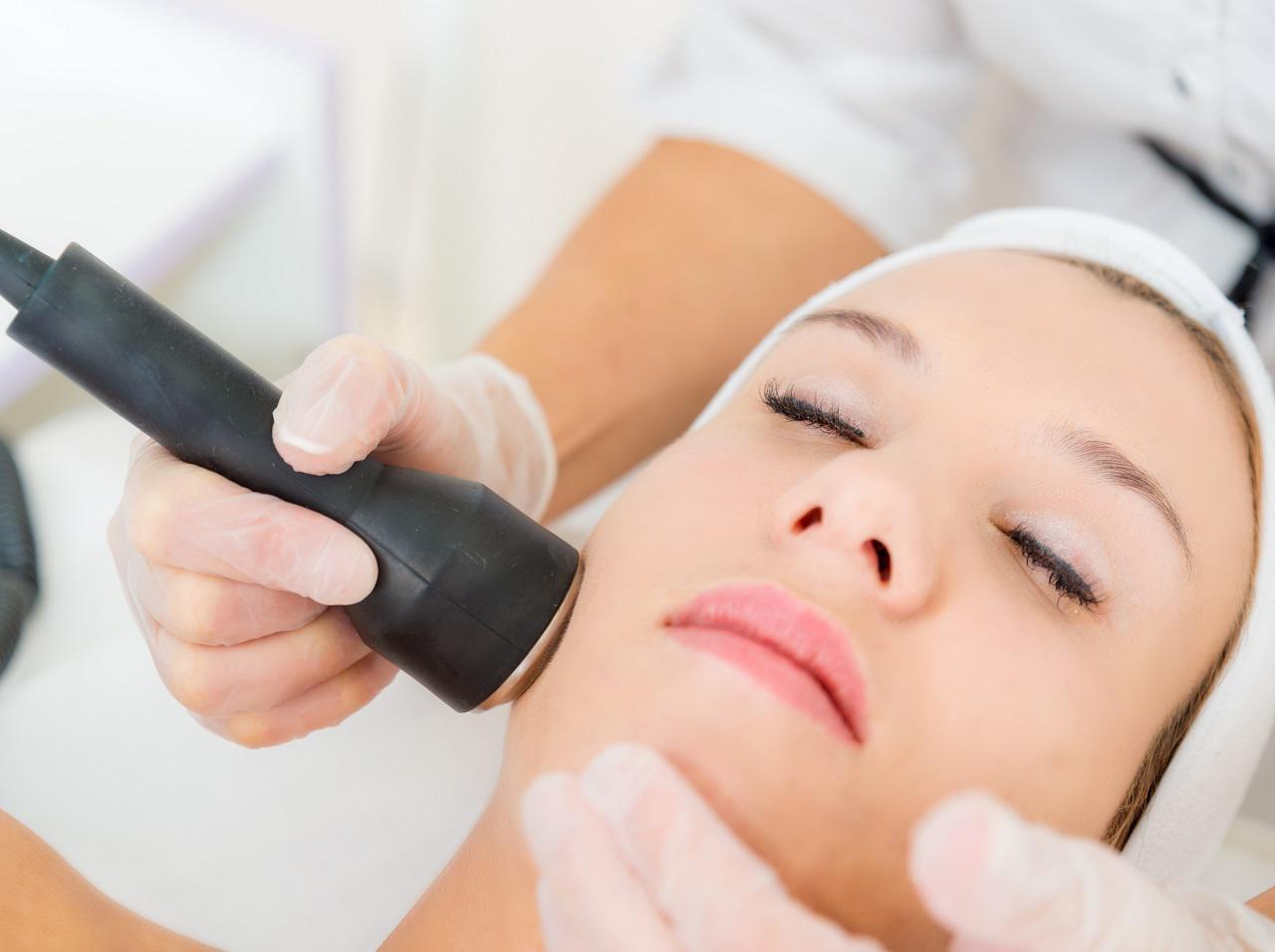 ハイフだけじゃない!海外で人気のリフトアップ施術3選