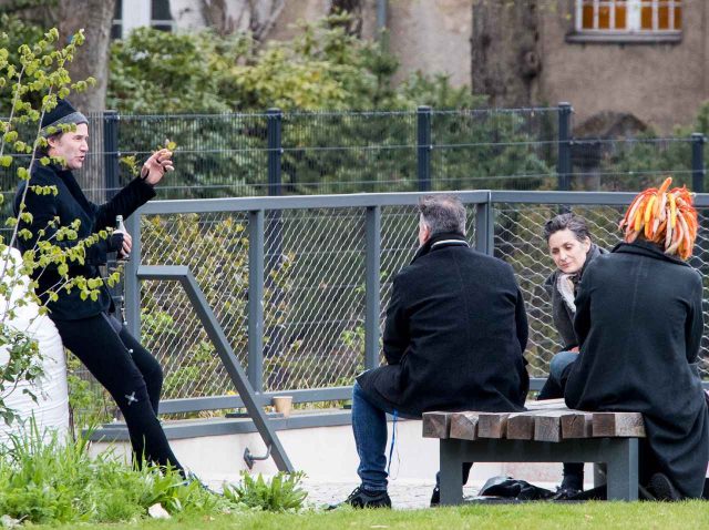 『マトリックス4』撮影やり直しか、キアヌ・リーブスの足に「貼られた物」に興奮！