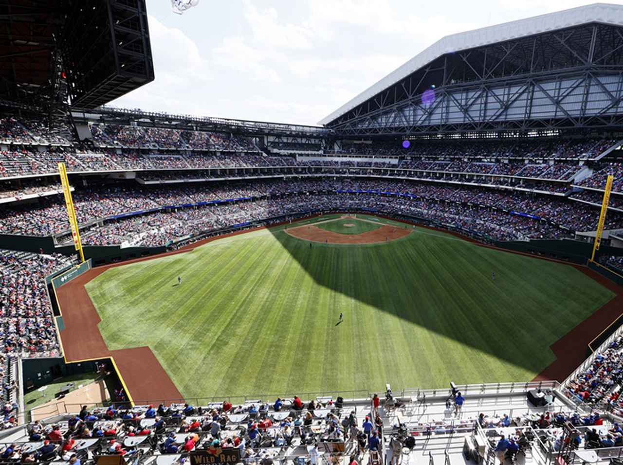 MLBレンジャーズが開幕戦で「観客100%動員」、『密』な会場写真に不安の声