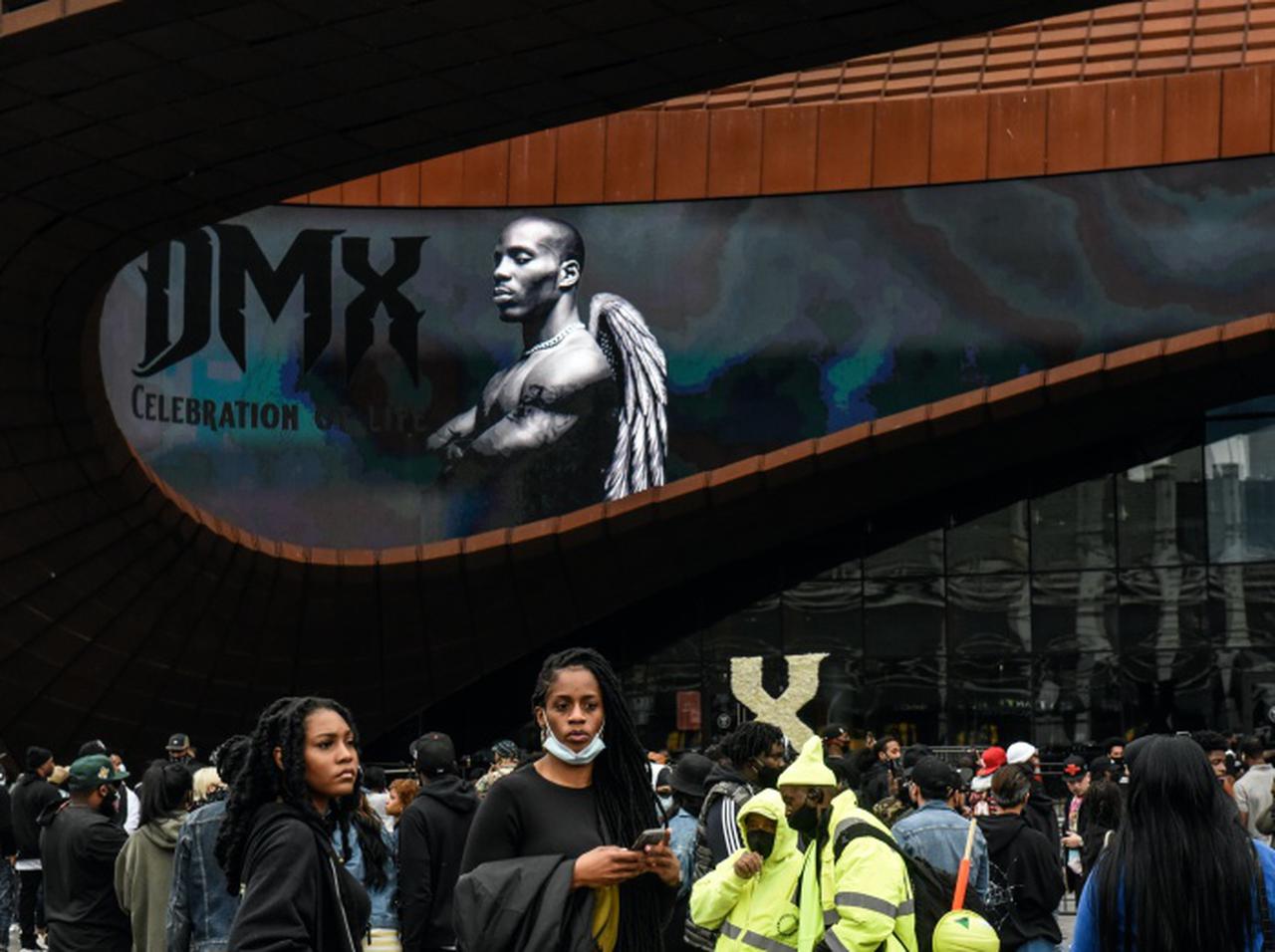 DMX、追悼集会に仲間のラッパーや大勢のファンが駆けつける【写真アリ】