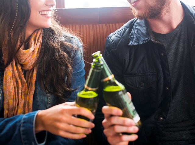 飲み会で“かっこつけて”あの行動はしないほうが良い！専門家が注意