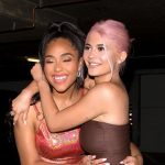 結婚式に“ほぼ透けた”ドレスで出席、カイリー・ジェンナーの元アシスタントの装いが物議