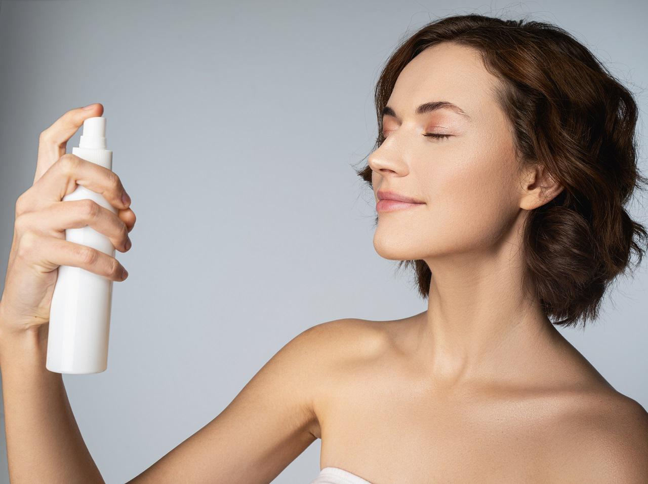 夏のマスク崩れを防ぐ!プロのオススメ「セッティングスプレー」3選