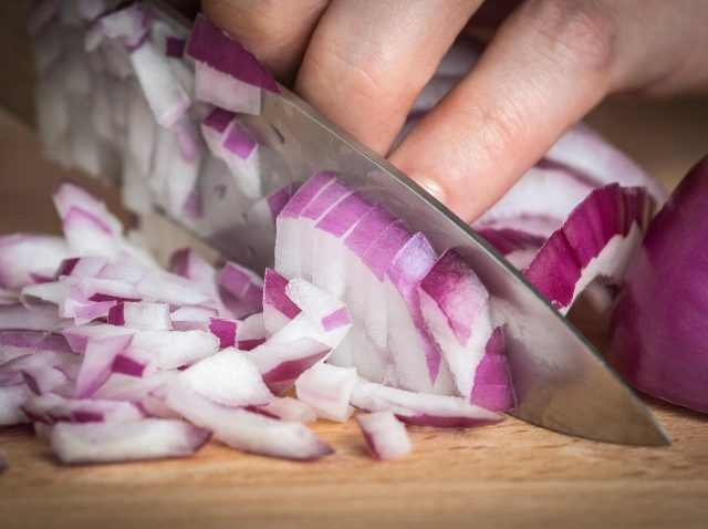 玉ねぎを切っても涙が出ない！「まな板」にあることをするだけのライフハックが簡単すぎ