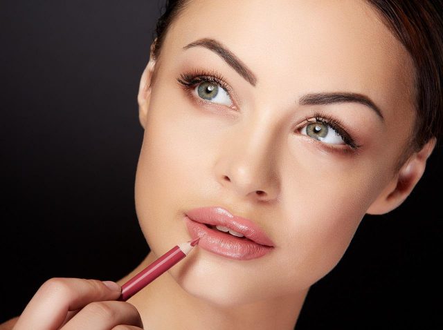 リップライナーのよくある疑問を解決！色選びと使い方のコツとは？