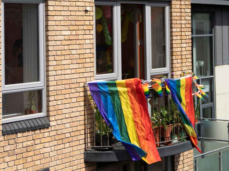 親にカミングアウトできるLGBTQ+の子供たちが増加!