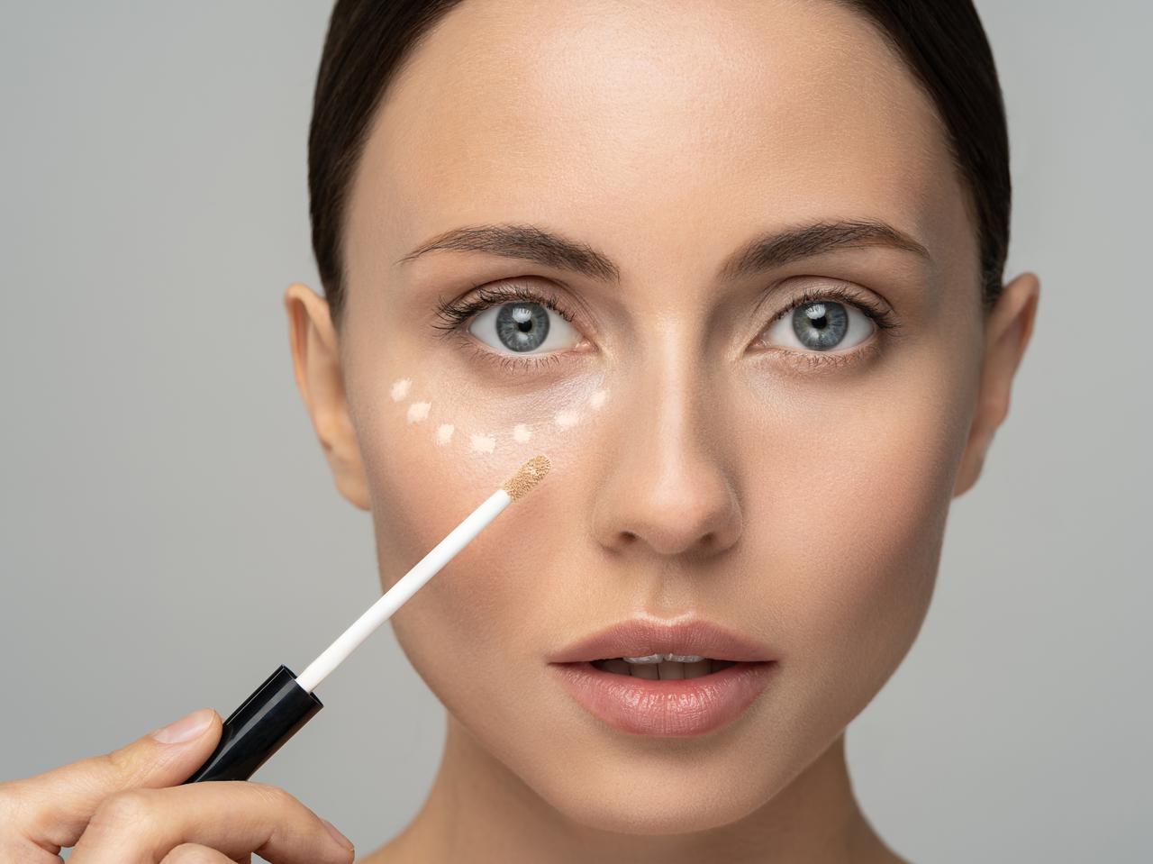 メイク前の“ひと手間”で激変!ヨレない、浮かないコンシーラーの塗り方