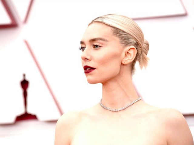 ヴァネッサ・カービー、アカデミー賞でネックレスをいつもと違う方法でつけていた