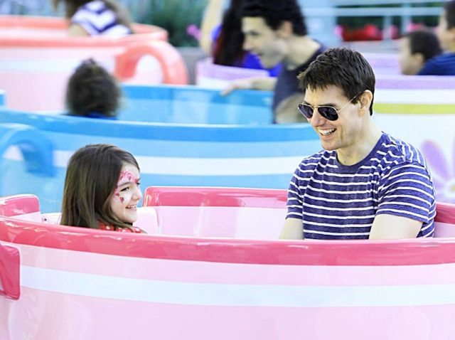 トム・クルーズの娘スリ・クルーズが15歳に、「激レア写真」を母が公開