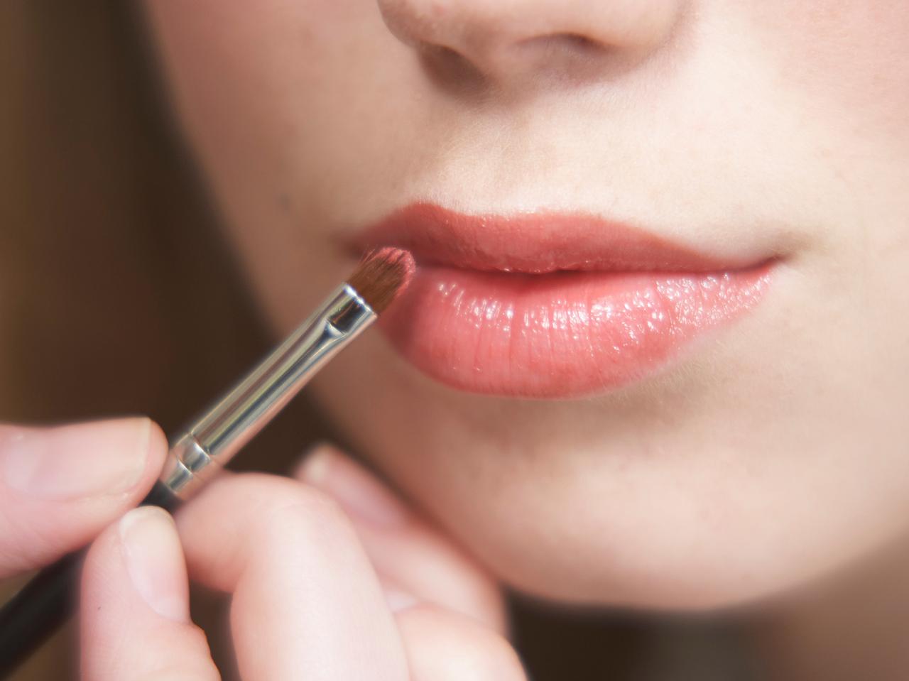 まるで口紅!手持ちのアイシャドウを「リップ」に変える美容テク