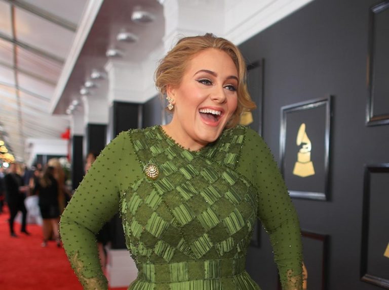 アデル、アカデミー賞アフパでモスコミュールを片手にノリノリ【動画アリ】