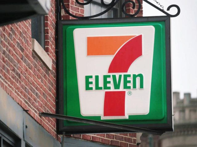 米セブンイレブンで限定発売の「黄色いラテ」、材料を聞いて驚く…