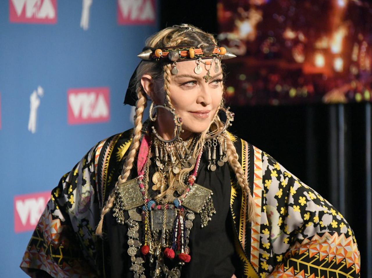 マドンナが銃賛成派からの反論に容赦ないコメント、黒人銃殺をめぐり