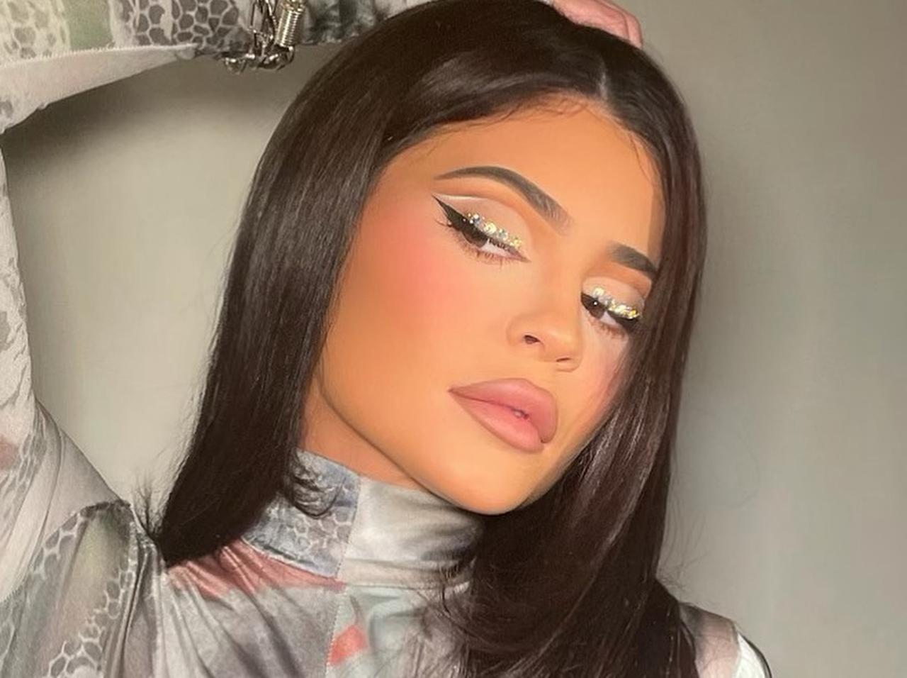 「ラインストーンメイク」がトレンドの予感!SNSで注目のオシャレな取り入れ方5選