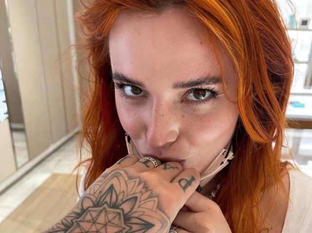 ベラ・ソーン、婚約したフィアンセに改めて婚約指輪を贈る