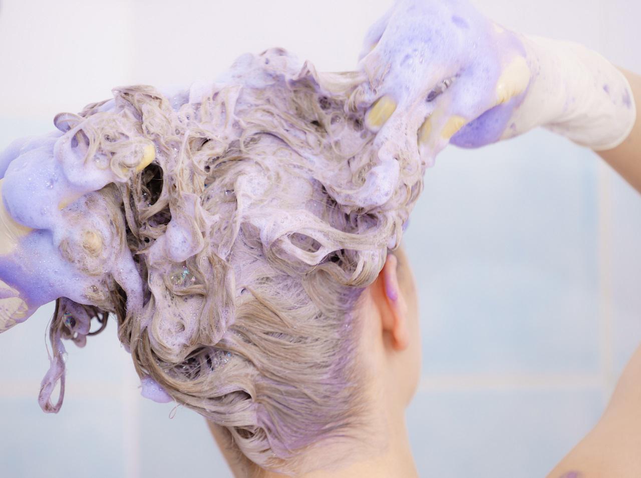 紫シャンプーでヘアカラーを長持ちさせる！髪のプロが教える効果的な使い方