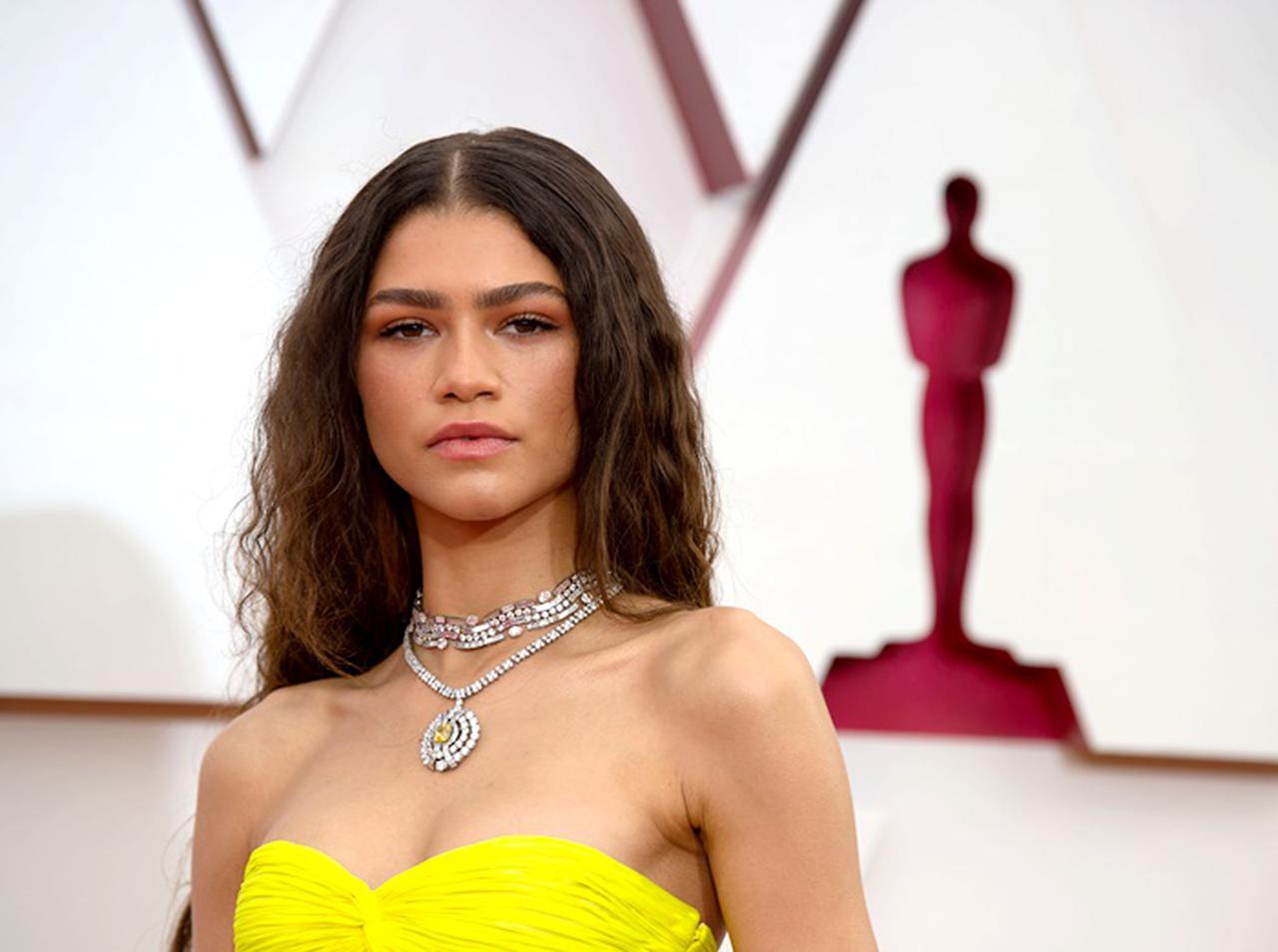 ゼンデイヤ、オスカーのドレスは「暗闇で光る」