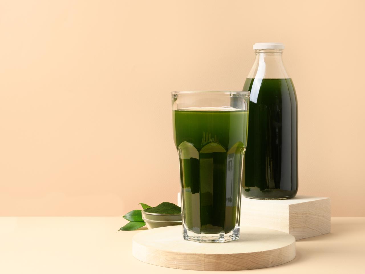 TikTokで話題の「クロロフィルウォーター」は飲む価値あり?専門家が解説