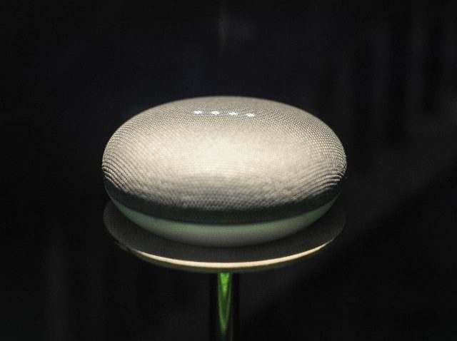 「アレクサ」と「グーグルホーム」が“会話”…、その内容が予想外