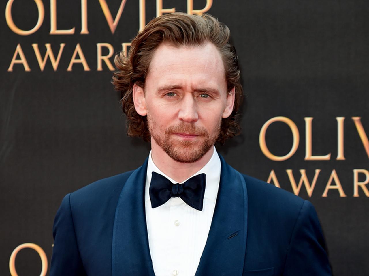 トム・ヒドルストン、英国アカデミー賞の裏で一緒にいた女性は誰？