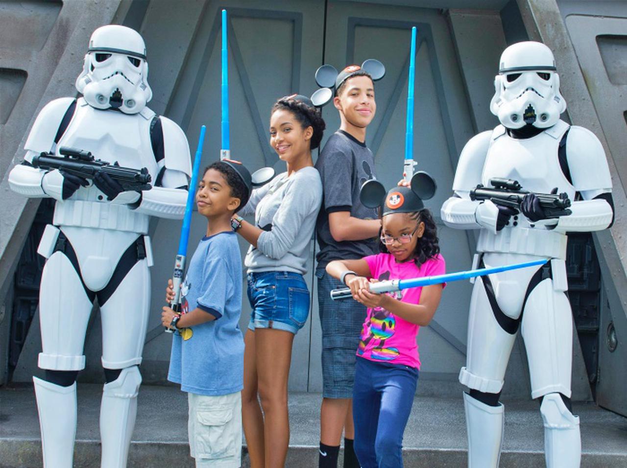 ディズニーランドが開発した“ガチで本物”の「ライトセーバー」にファン絶句