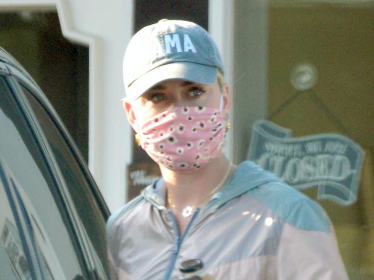 娘への愛をコーデに、ケイティ・ペリーが「ママ」キャップでお出かけ