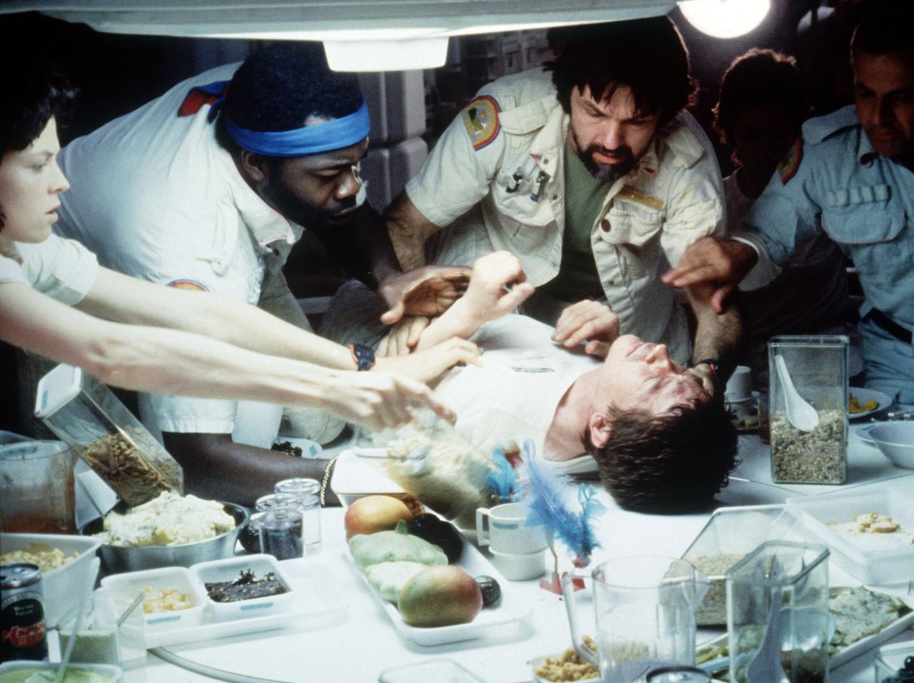 『エイリアン』誕生の名シーン、撮影が「臭かった」原因を知ると吐き気が…