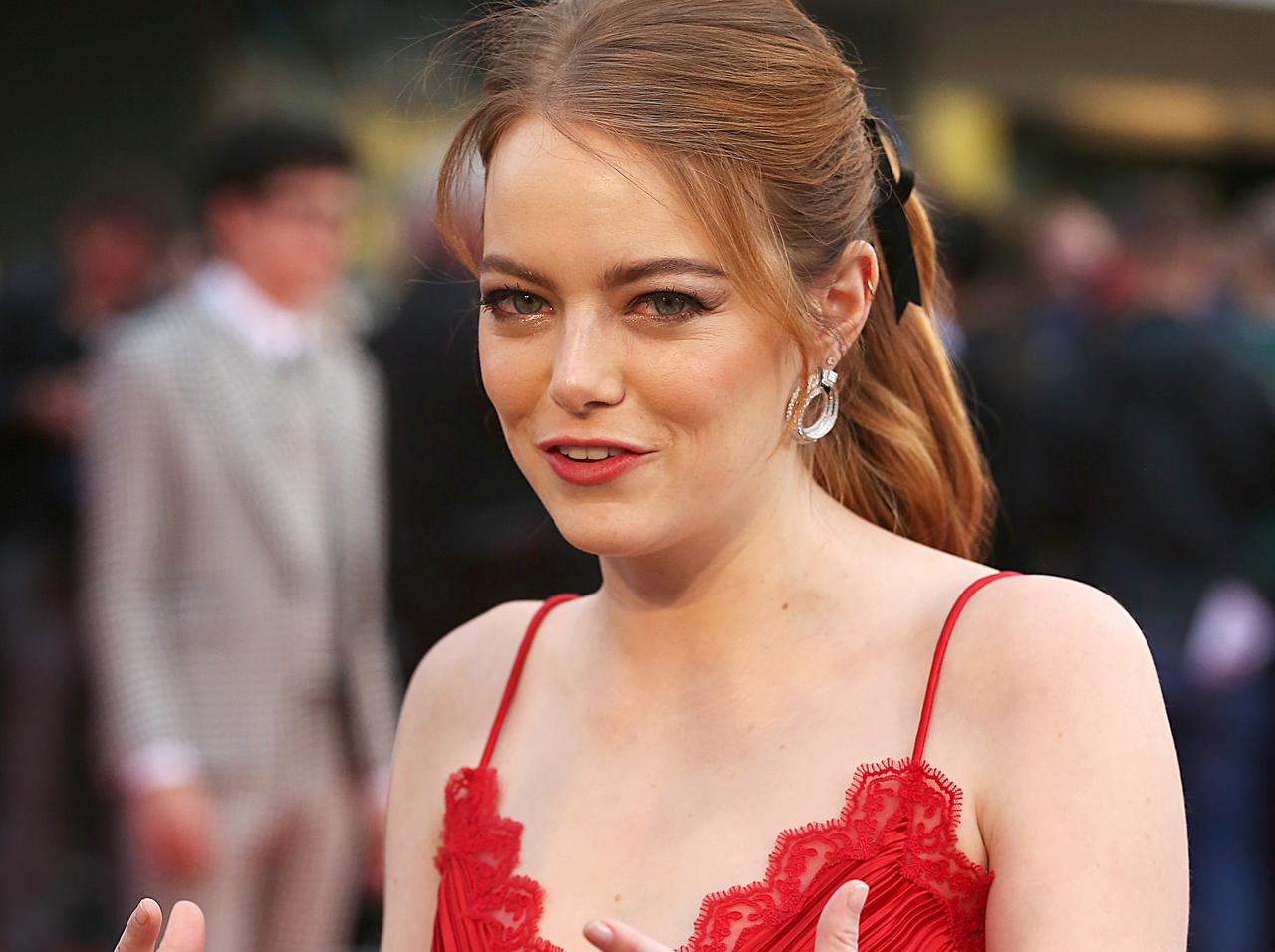 ディズニー『クルエラ』はDCの“あの作品”に似ている?エマ・ストーンが笑いながら否定