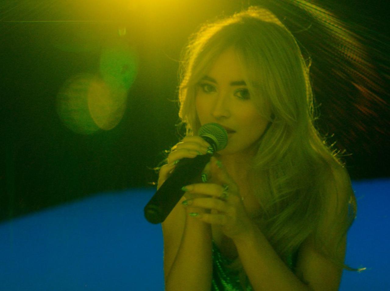 サブリナ・カーペンター、トランスジェンダーの若者たちを祝福するパフォーマンス【GLAADアワード】