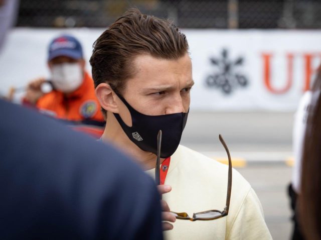 トム・ホランドがF1モナコGPを観戦、優勝したレッドブル・ホンダのフェルスタッペンと記念撮影【写真アリ】