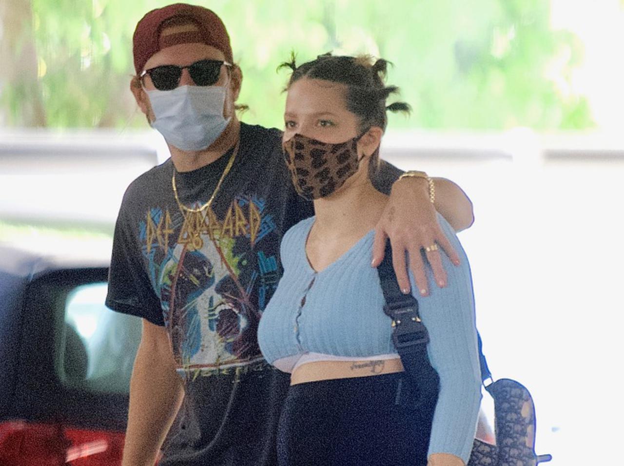 ホールジーが“大きくなったお腹”で恋人とお出かけ、左手薬指には「指輪」がキラリ【写真アリ】